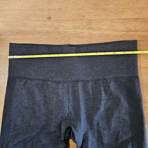 Lululemon Seamlessly Street Crop Heathered Black Size 8 Yoga Athletic Workout - Picture 5 of 7
